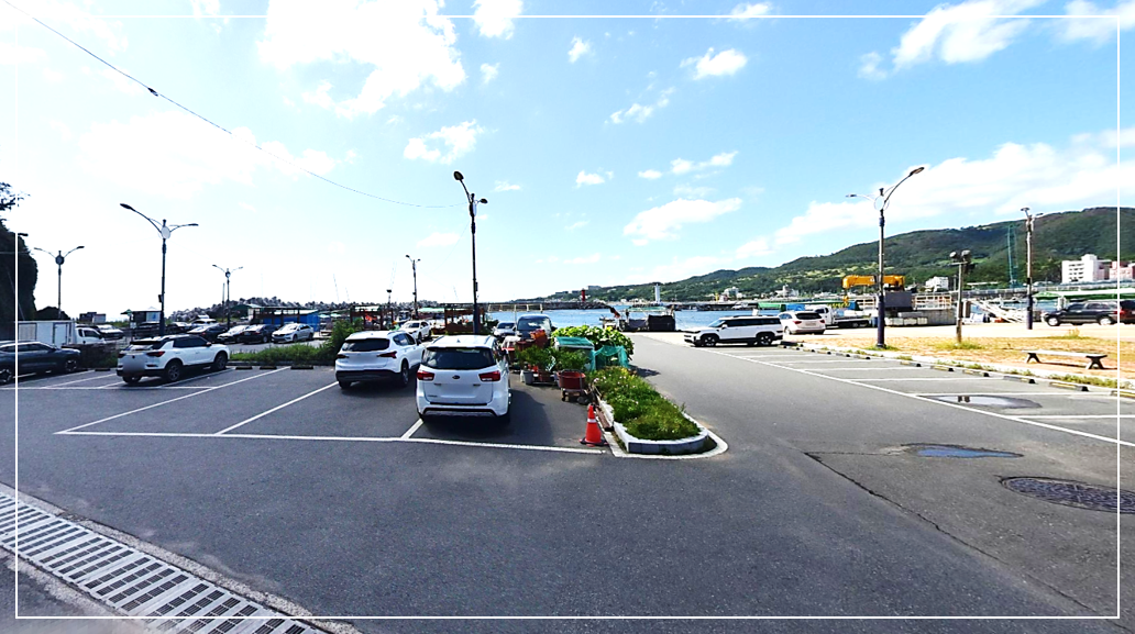 경주 연수횟집 골목 입구에 있는 넓은 무료 주차장