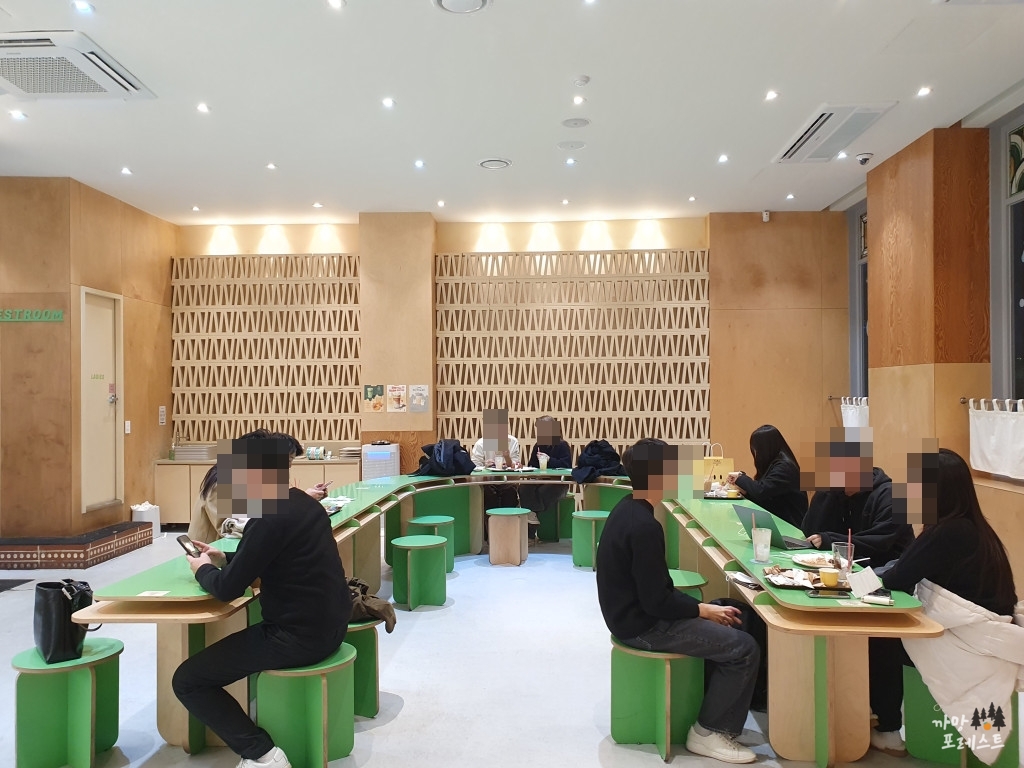 카페 노티드 삼성 매장 내부