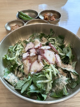 섬누들 돌문어 들기름 막국수