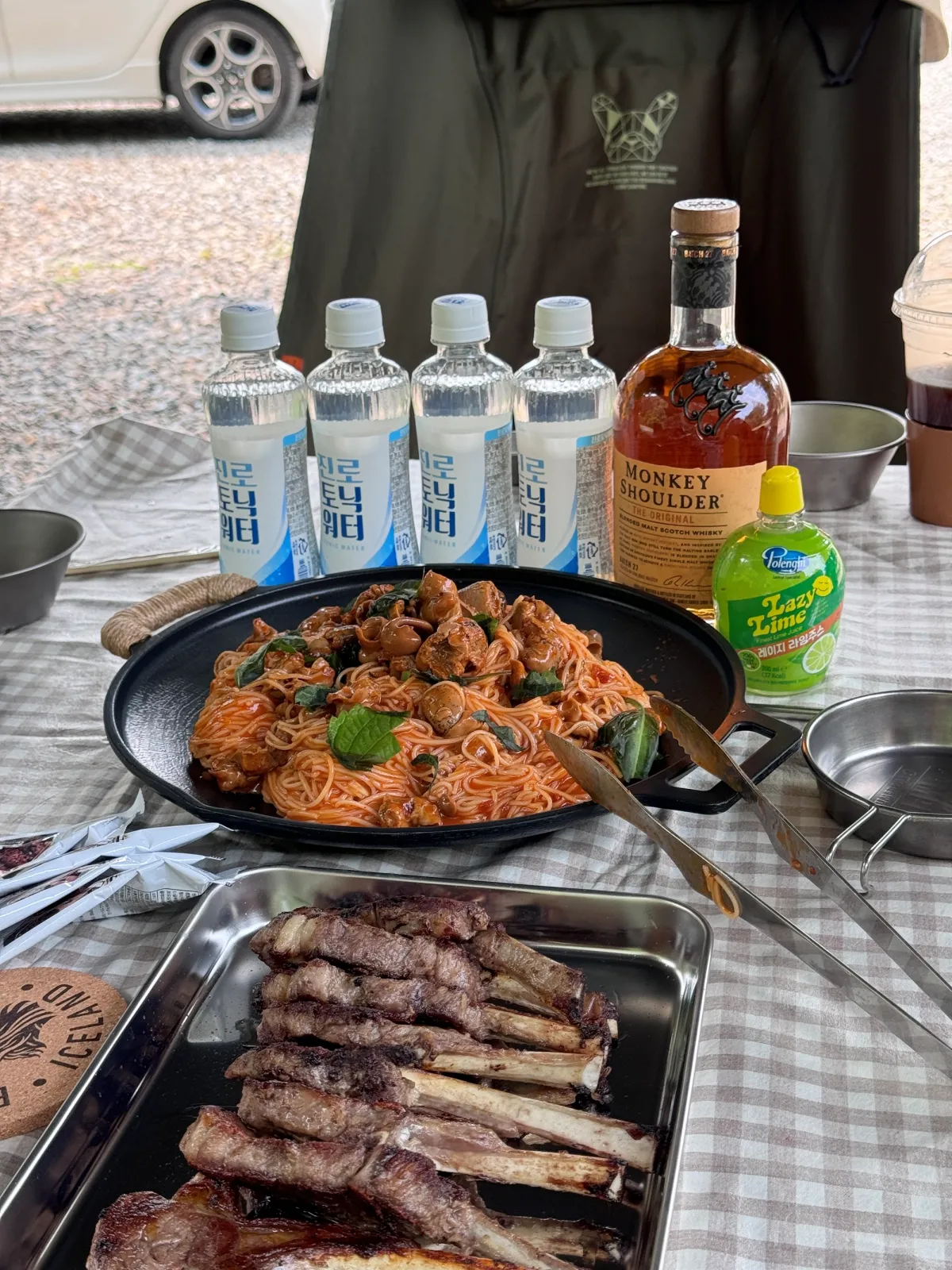 양갈비와-골뱅이소면이-올려져-있는-식탁