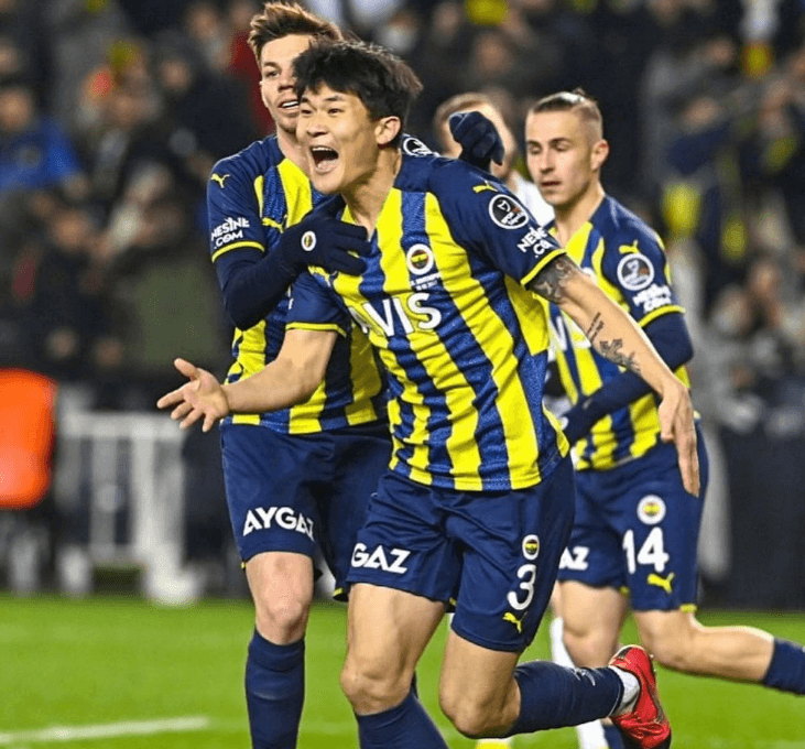 기뻐하는 김민재 선수