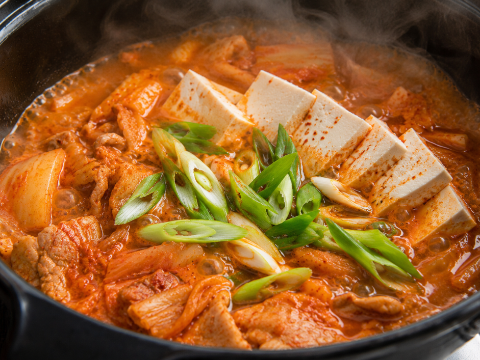 찌개 위에 하얀 두부와 초록색 대파가 예쁘게 올라가 비주얼이 완성되는 순간.