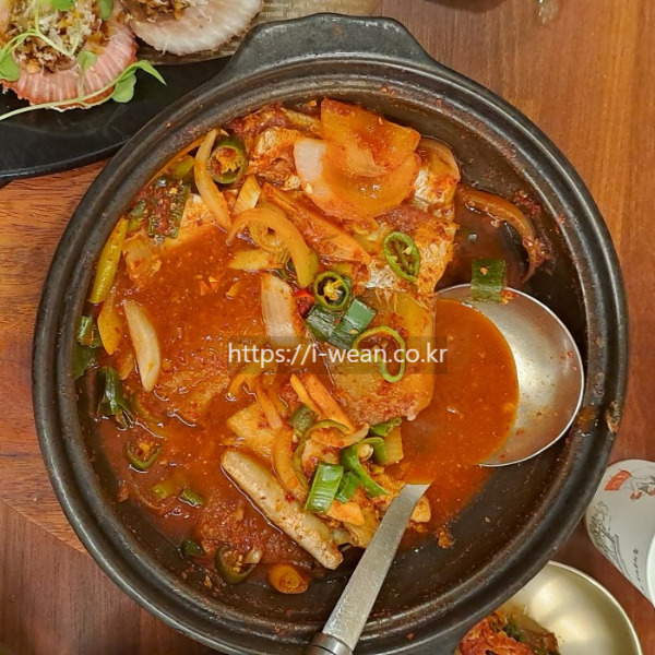 갈치조림에 국자가 놓여 있습니다.