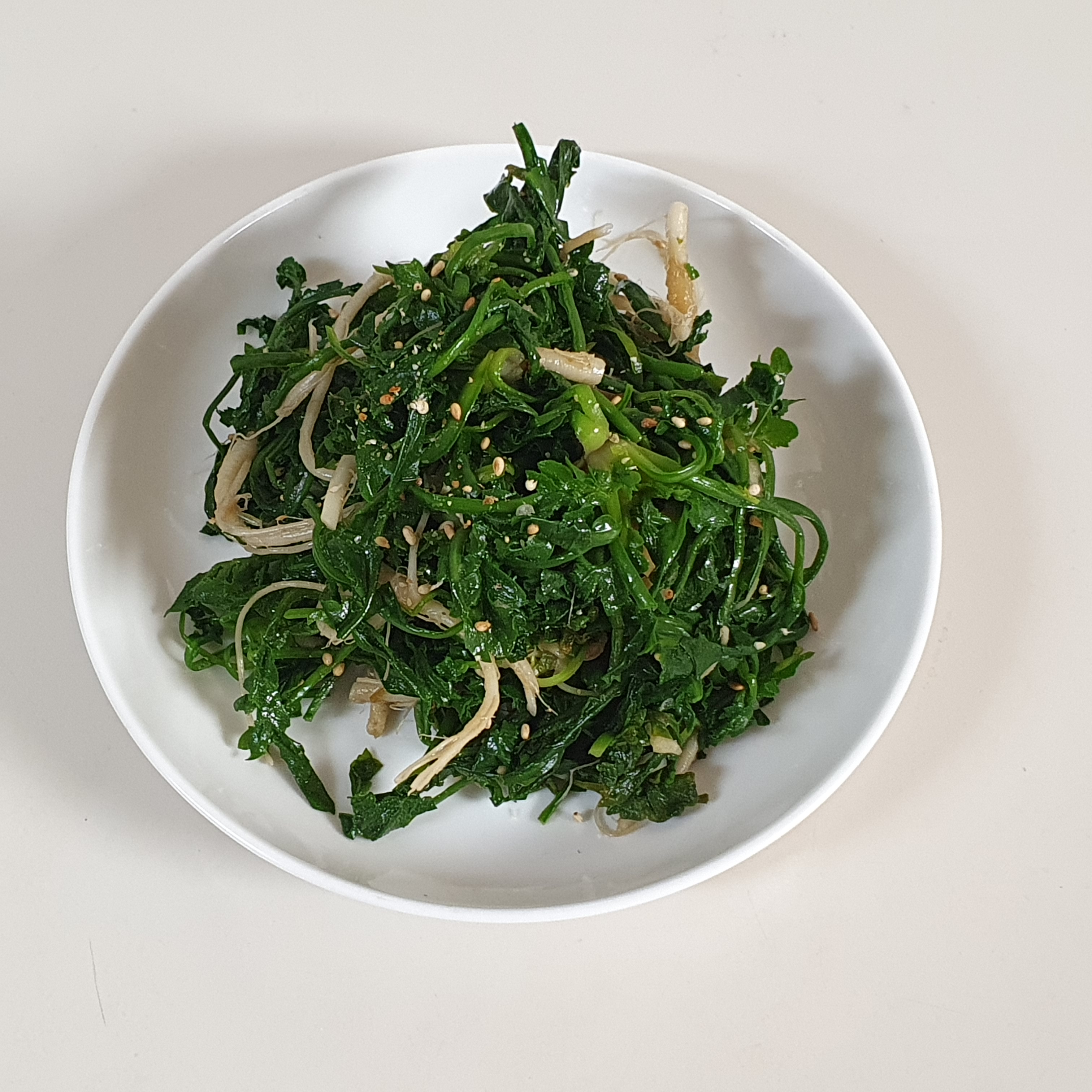 완성된 냉이 무침을 한접시 담아 놓은 사진