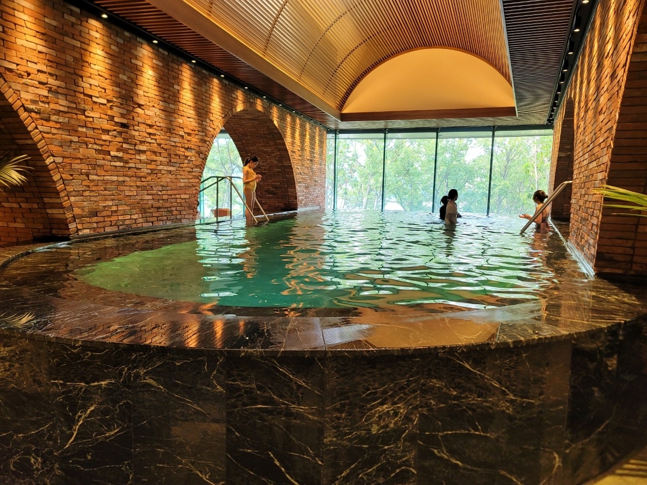 남해 아난티 실외 실내 수영장 수심 튜브 구명조끼 사용 워터하우스 깊이