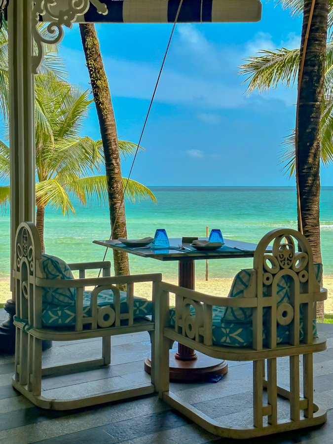 JW 메리어트 푸꾸옥 레스토랑 레드럼에서 바라본 테이블과 바다