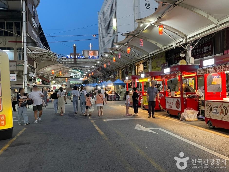 서문시장 야시장 해 질 무렵 매대 거리