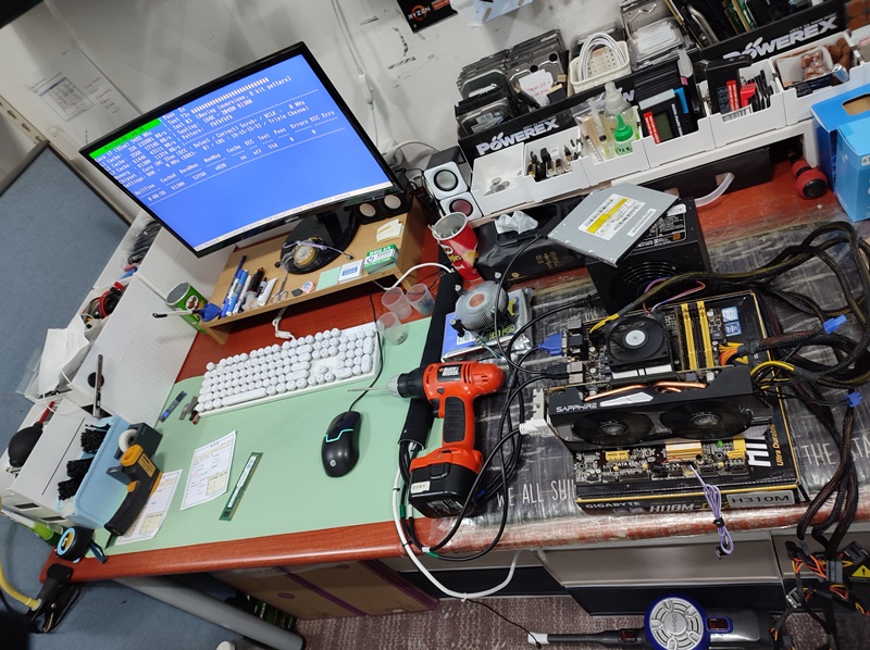 그래픽카드로 화면이 뜨는지 동시에 확인하고 있습니다.