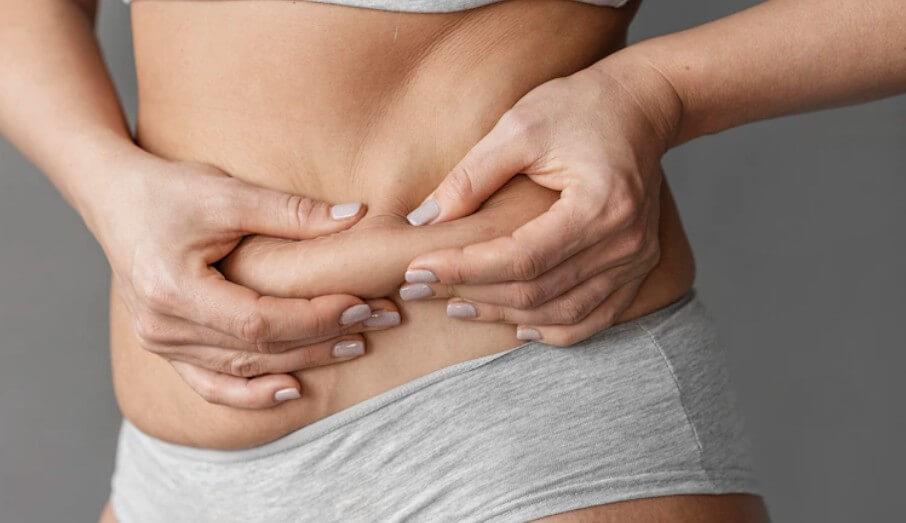 뱃살을-잡고있는-여성