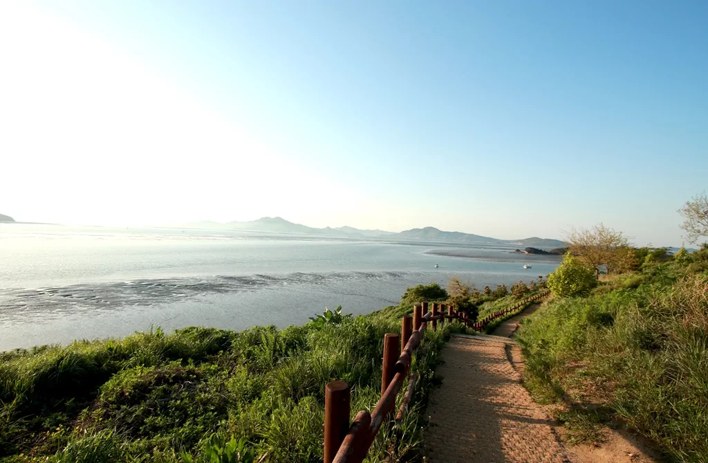예단포 둘레길 중간 지점에서 바라본 시원한 해안선 풍경.