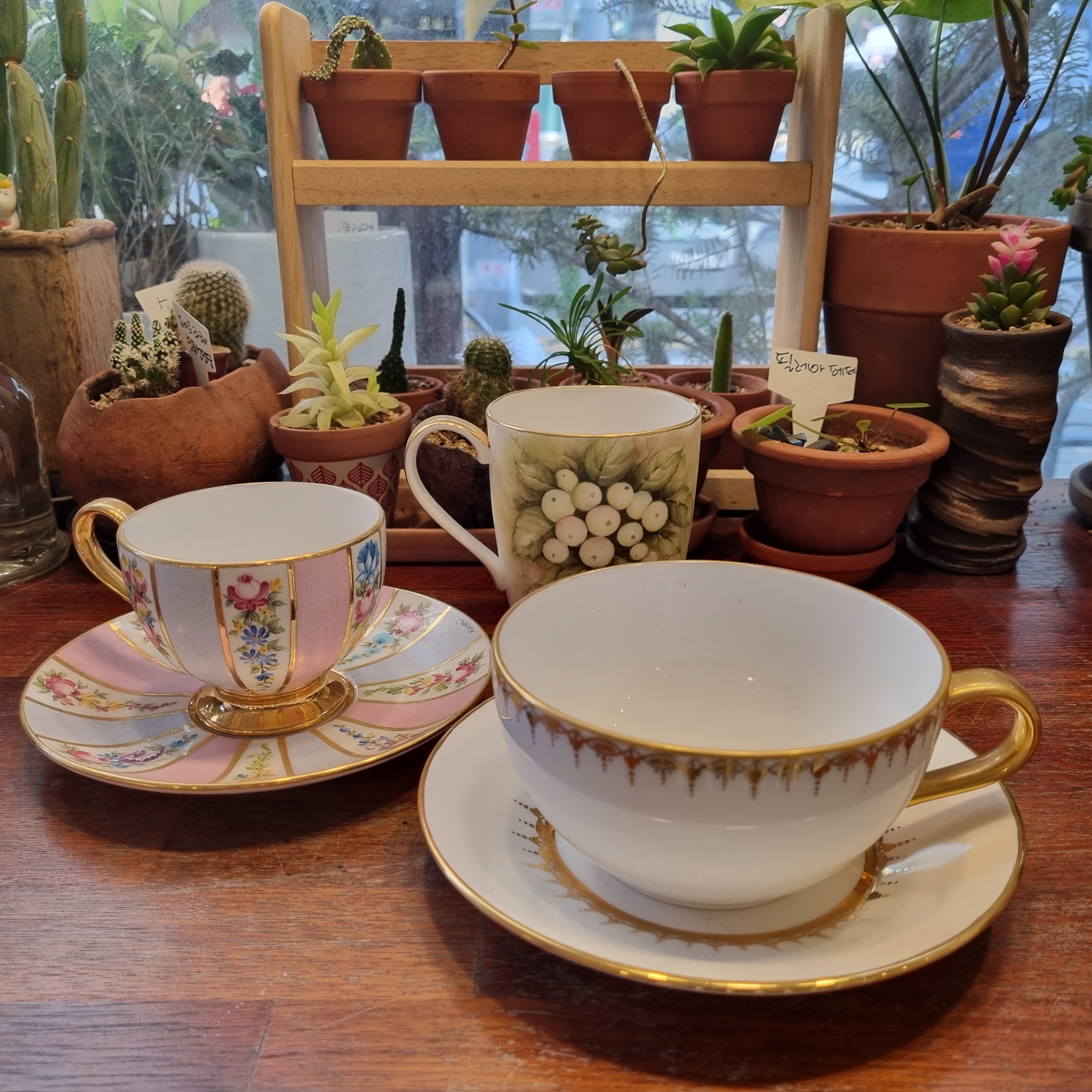 여러종류의 커피잔사진