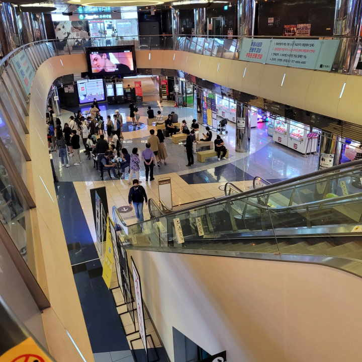 꽤 붐비는 롯데시네마 용산. 공조2 상영 중