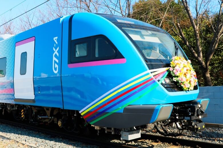 하늘색의 GTX-A노선 수도권 광역급행철도로 현대로템에서 생산한 철도로 2021년 10월 제작에 착수해 1년 2개월만인 지난 19일 처음 출고된 날을 기념해서 철도 가장 앞부분(기관사 운전실)에 꽃과 리본을 달아서 축하하는 모습