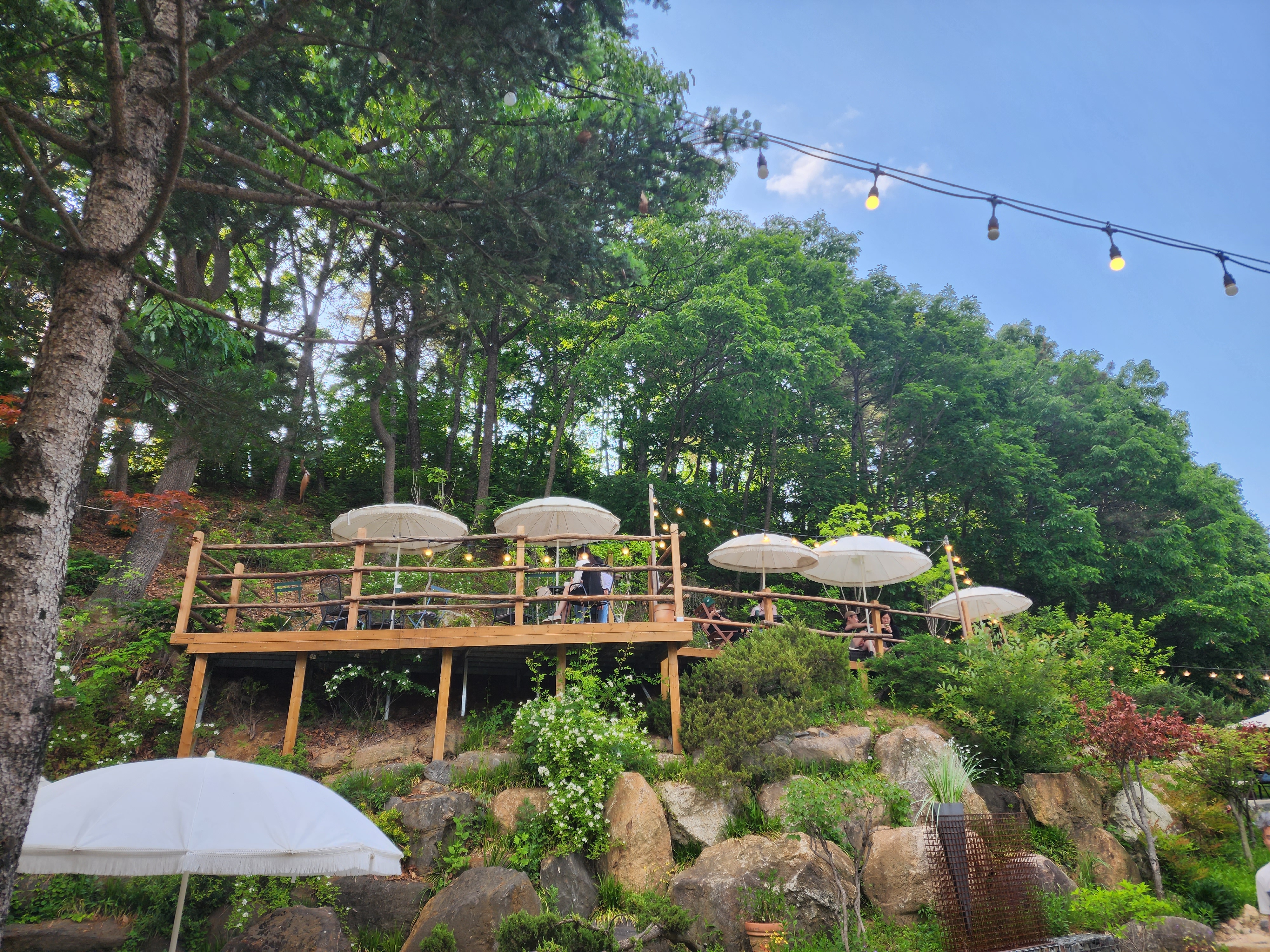 델버로 카페 야외 정원 테라스