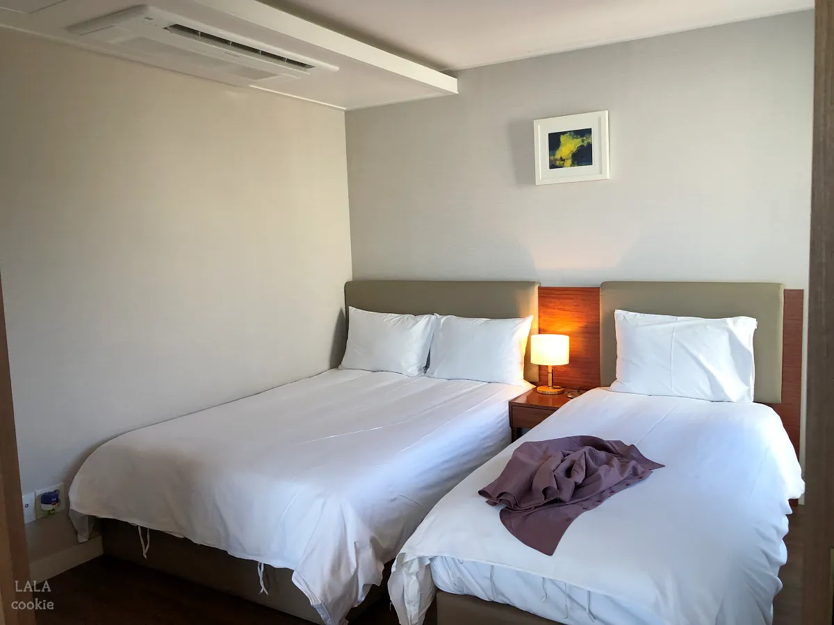 제주도-동쪽-가성비-숙소-아르츠-스파-앤-풀빌라-침실-침대