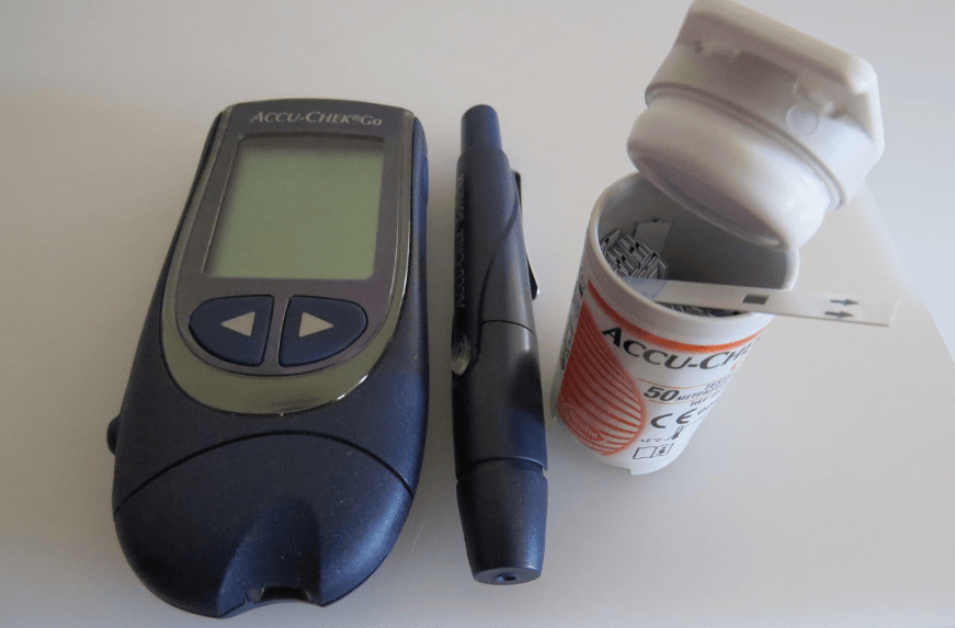 혈당을 측정하는 당뇨 환자