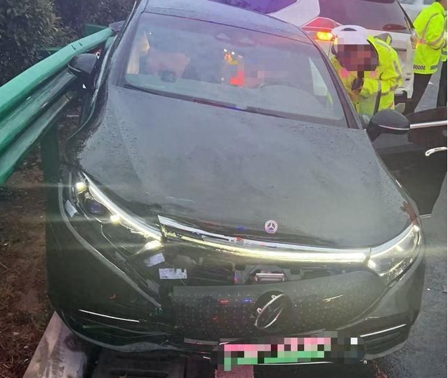 보험금 52만 위안짜리 벤츠 전기차, 보상은 24만 위안?