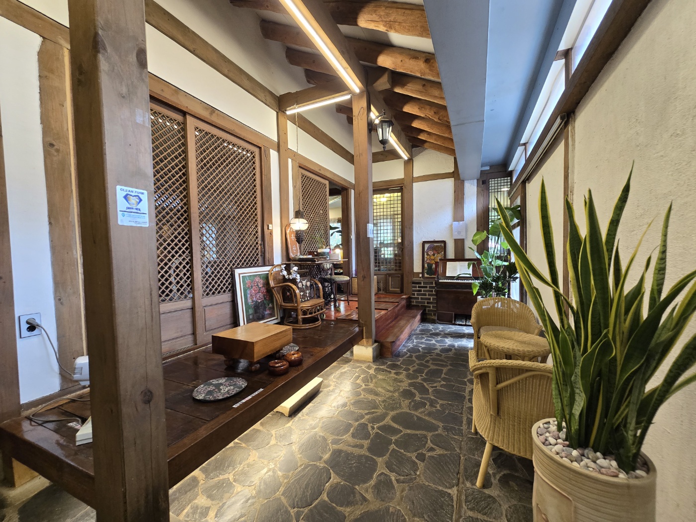 곳곳에 방들이 있고 테이블이 있어요.