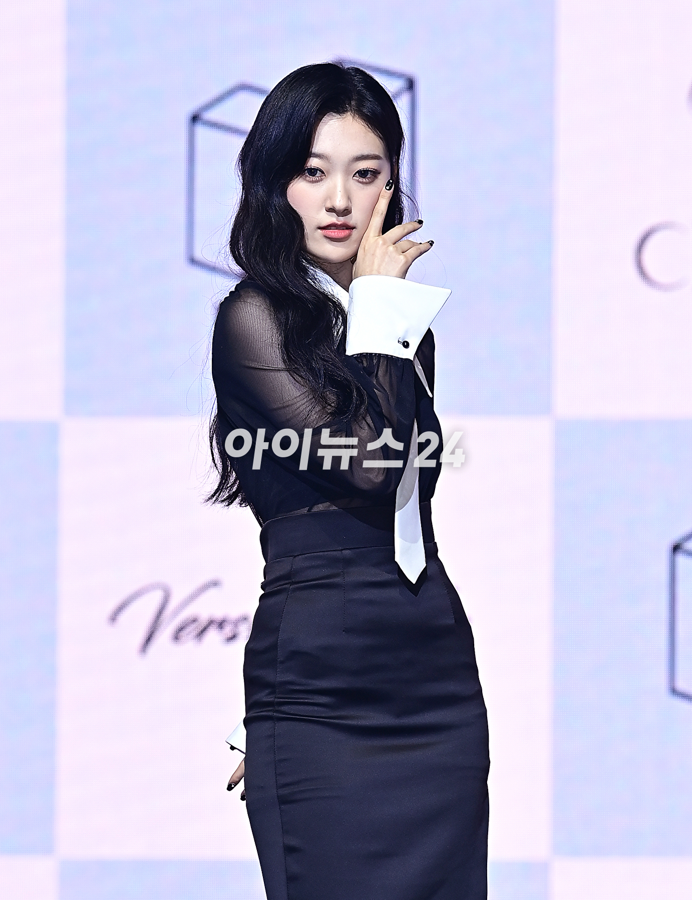 오드아이써클 최리가 12일 오후 서울 광진구 예스24 라이브홀에서 열린 미니앨범 &lsquo;버전 업&rsquo;(Version Up) 쇼케이스에서 포토타임을 갖고 있다. [사진=곽영래 기자]