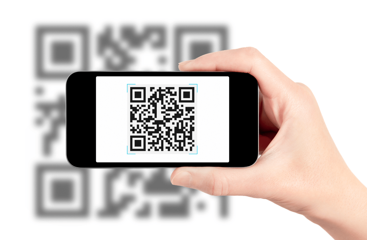 QR코드를 스마트폰으로 스캔하고 있는 모습