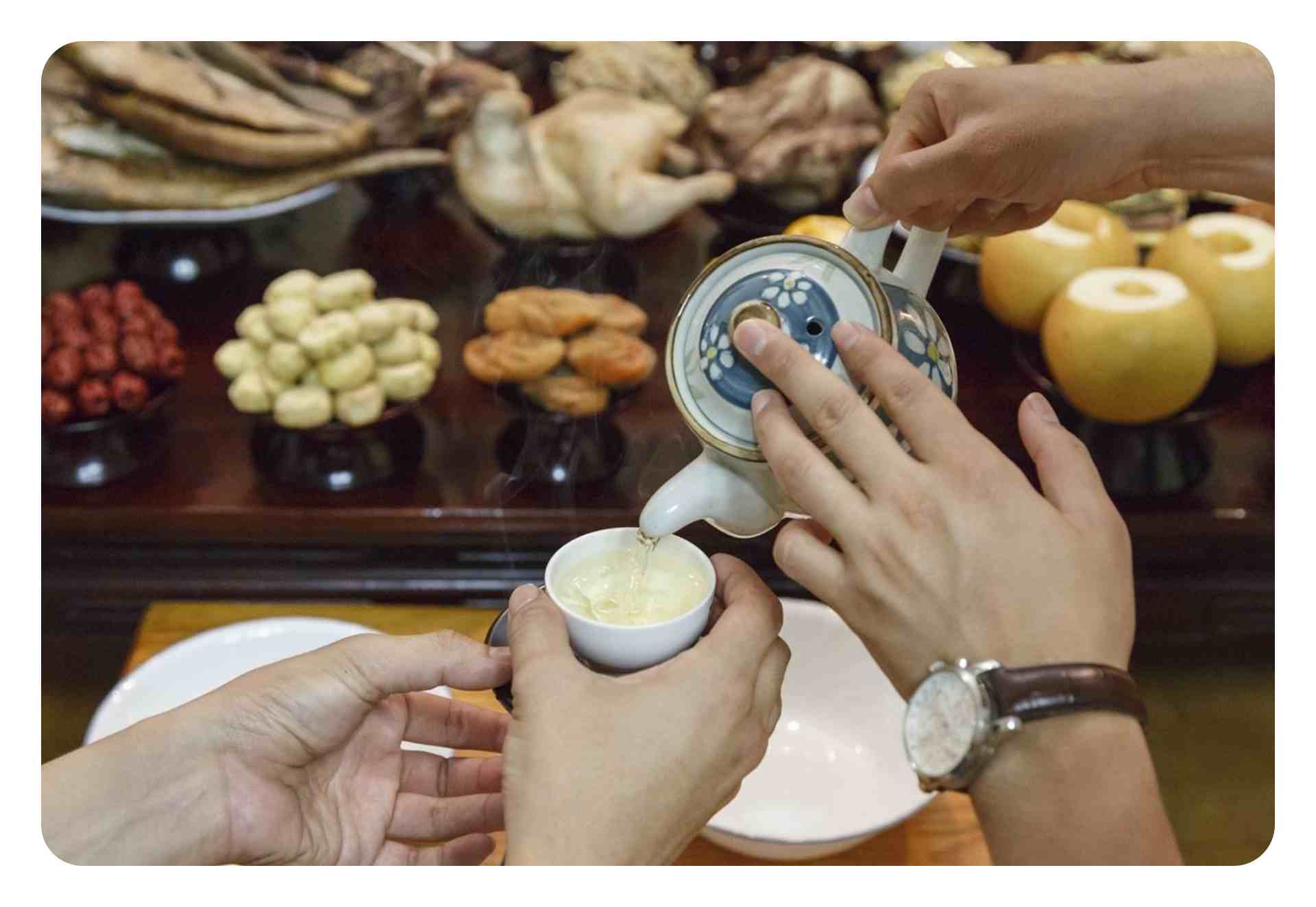 과일·나물·탕 구성이 보이는 상차림 사진