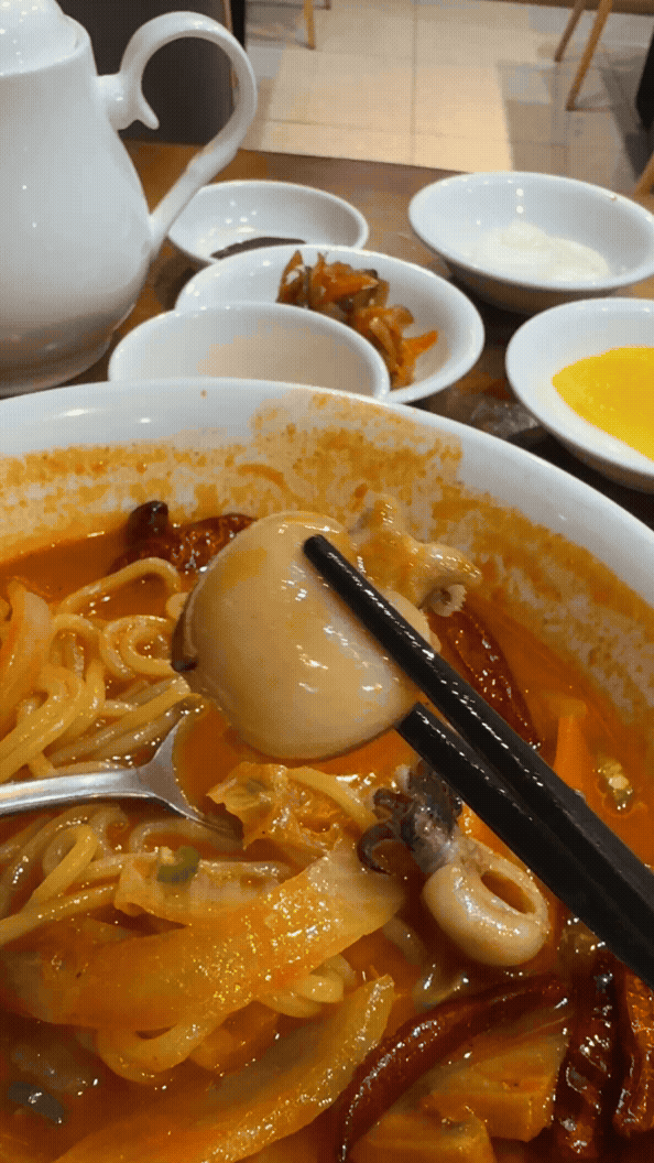 신봉동 가잔니 고추짬뽕 &ndash; 젓가락으로 쭈꾸미를 들어 올린 GIF