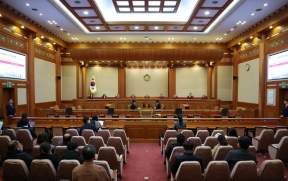 28일 오후 서울 종로구 헌법재판소 대심판정에서 주택임대차보호법의 계약갱신 청구권 조항 등에 대한 위헌법률심판 선고가 열리고 있다. [사진=뉴시스]