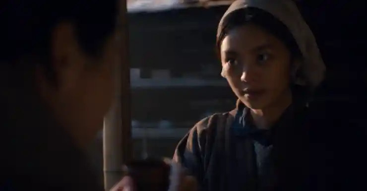 파친코 시즌2 두건을쓴 여인이 앞을 바라보고 있다. 