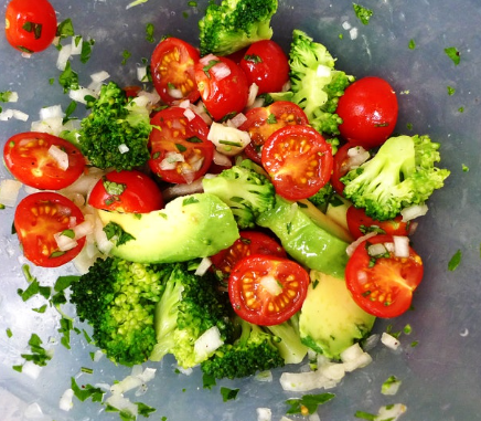 NMN이 미량 함유된 브로콜리 토마토 아보카도 샐러드