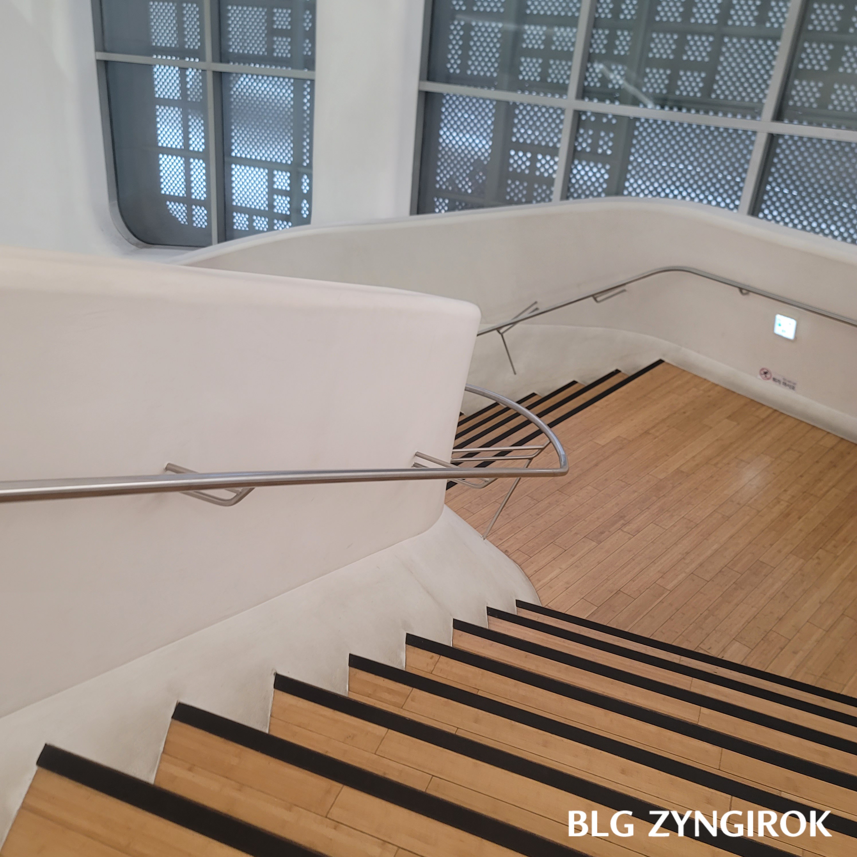 DDP 뮤지엄 전시관으로 내려가는 계단 모습이다.