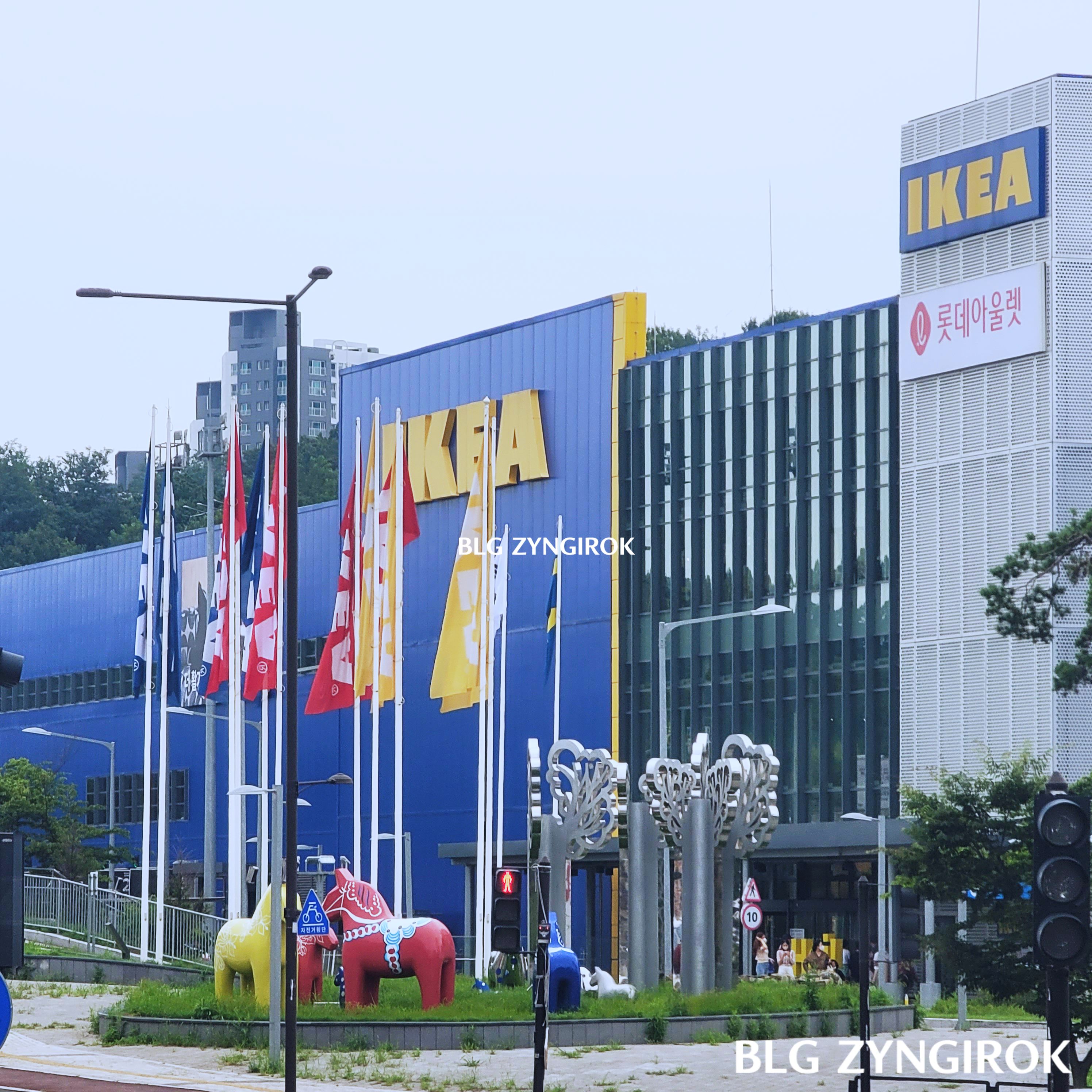 이케아-전경이다.-건물-앞에는-이케아국기와-태극기-스웨덴-국기가-걸려있다.