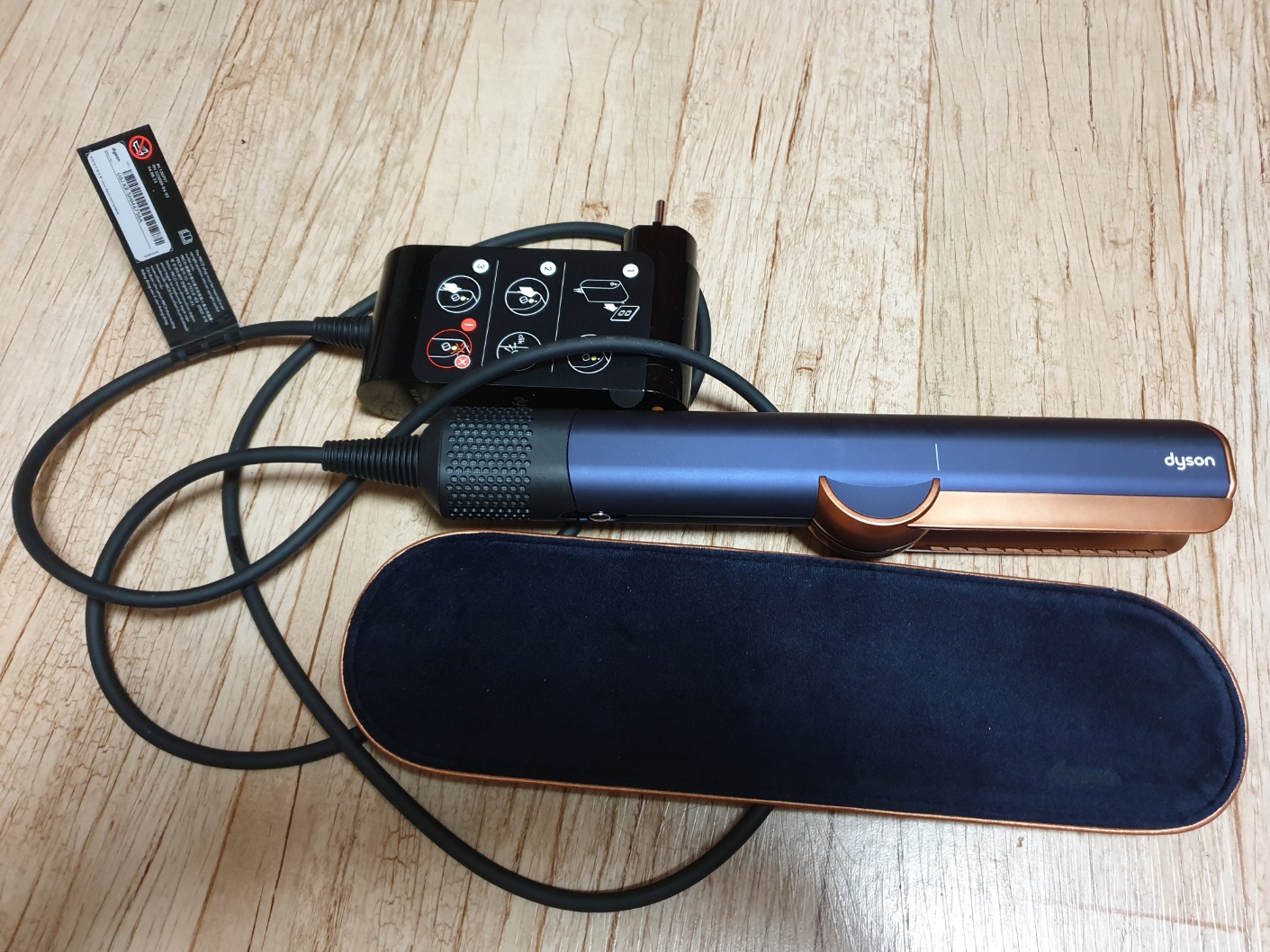다이슨 에어스트레이트너 내용 물품 이미지