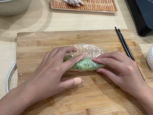 5. 라이스 페이퍼를 양 옆으로 먼저 접은 후 접고 김밥말듯이 말아줍니다.