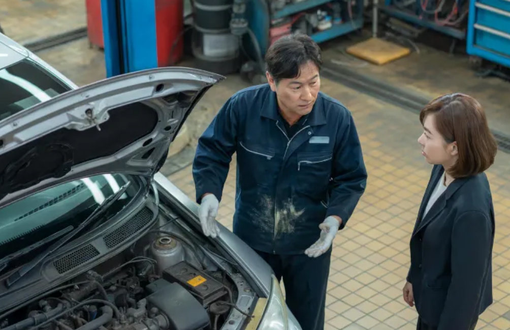 자동차수리에관해-설명하는-정비공