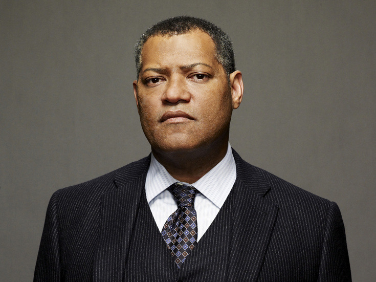 로렌스 피시번이 정장을 입은 사진