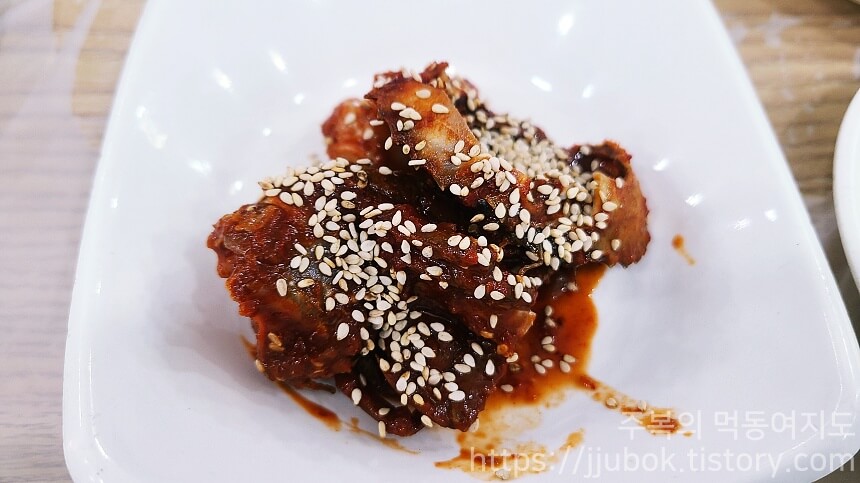 진복식당-보리밥정식-밑반찬-양념게장