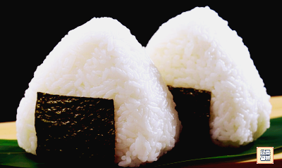 쌀과 김의 원재료비 상승으로 인한 삼각김밥의 가격 상승