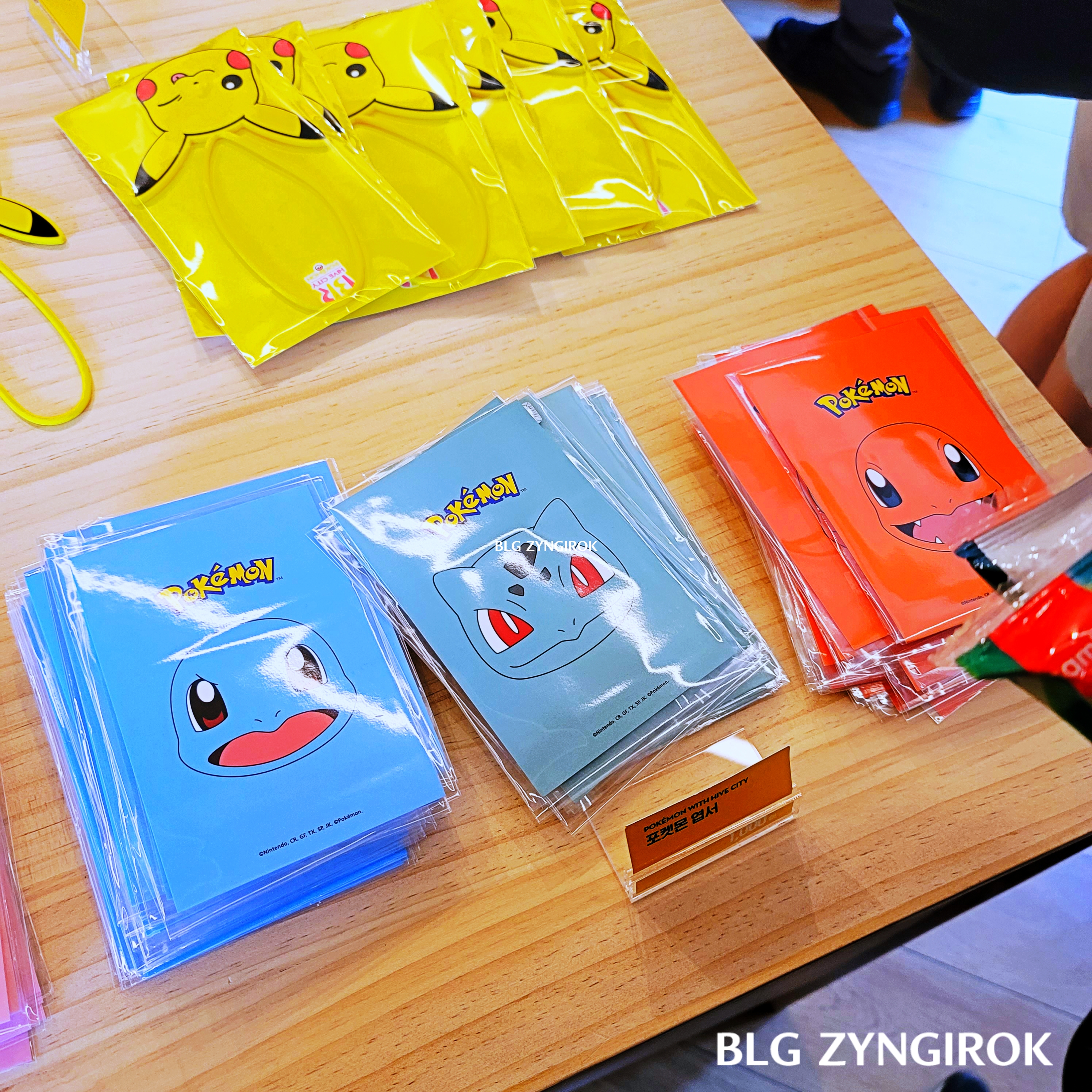 한남-베스킨라빈스-hive-꼬부기-파이리-엽서가-진열되어-있다.