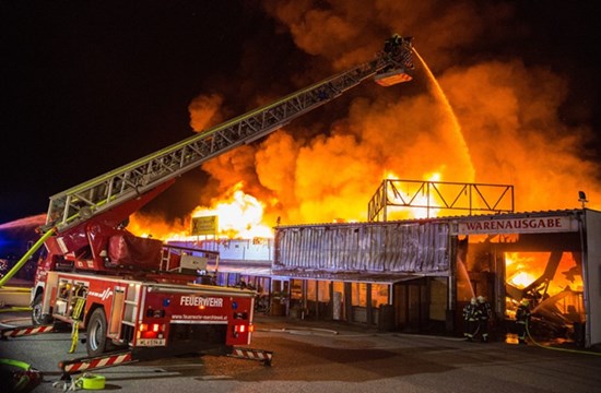 공장지대 화재를 진압중인 소방차와 소방관 모습
