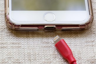 휴대폰 뒤 카드 수납, 무선충전할 때 정말 위험할까? 전문가 경고 총정리