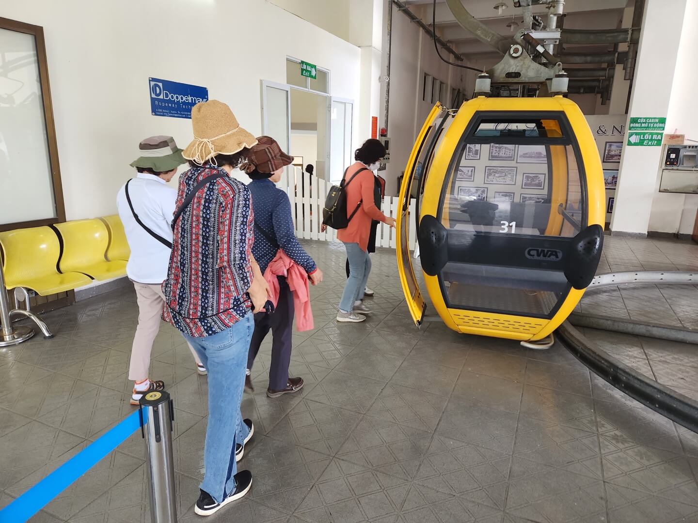 케이블카를 타려고 탑승하는 모습