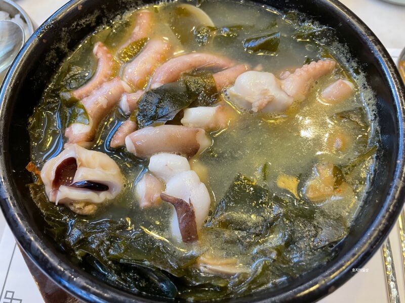 강남 맛집 청담25 울릉도 자연산 돌미역국 - 낙지 커팅