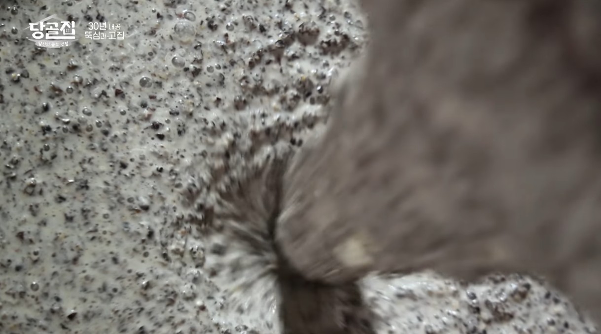 메밀을 가는 모습