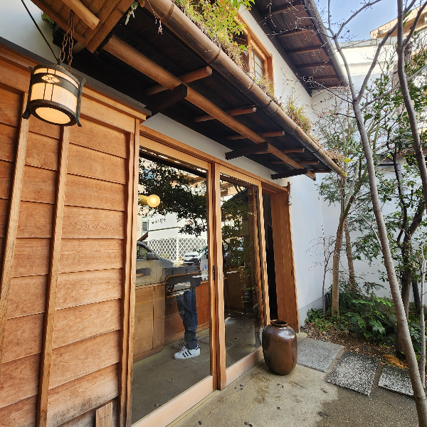 위켄더즈 커피. 목재로 된 출입구가 인상적이다.