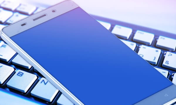 키보드위에-올려진-스마트폰