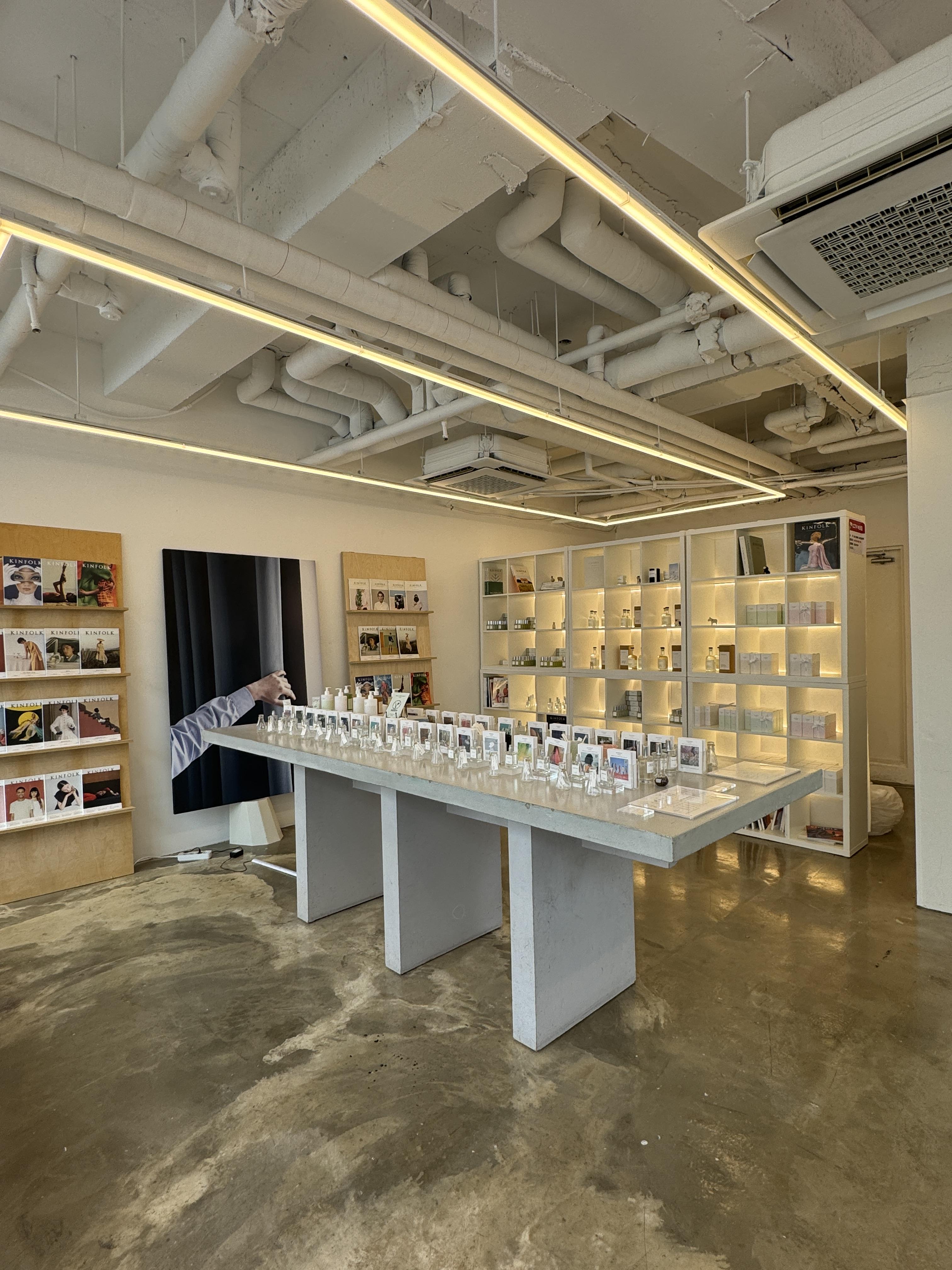 성수-KINFOLK-NOTES-매장내부