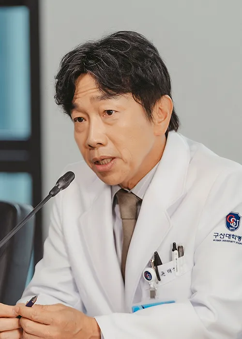 윤태식 (cast 박철민&#44; 50대&#44; 외과 과장)