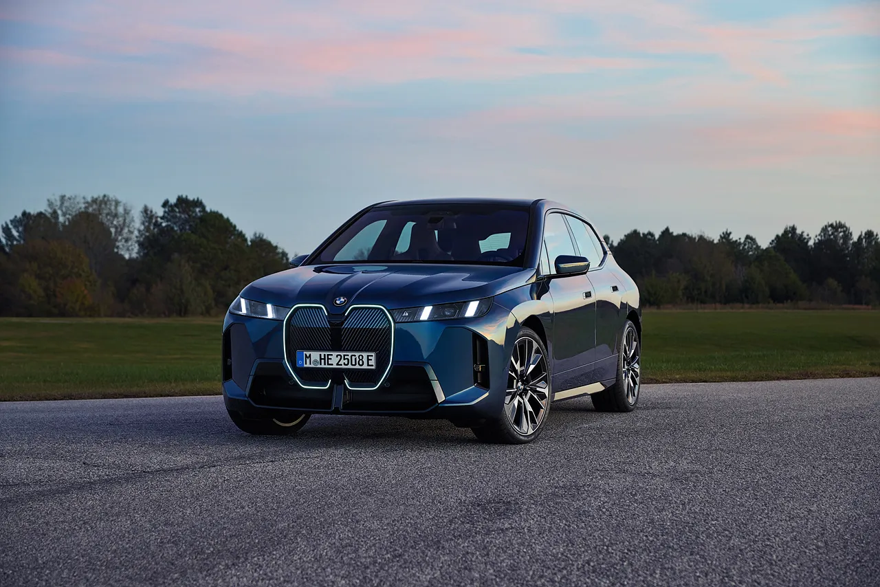 BMW iX 자동차 이미지