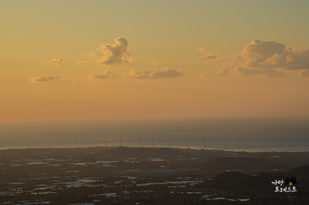 제주 금오름 풍력발전기