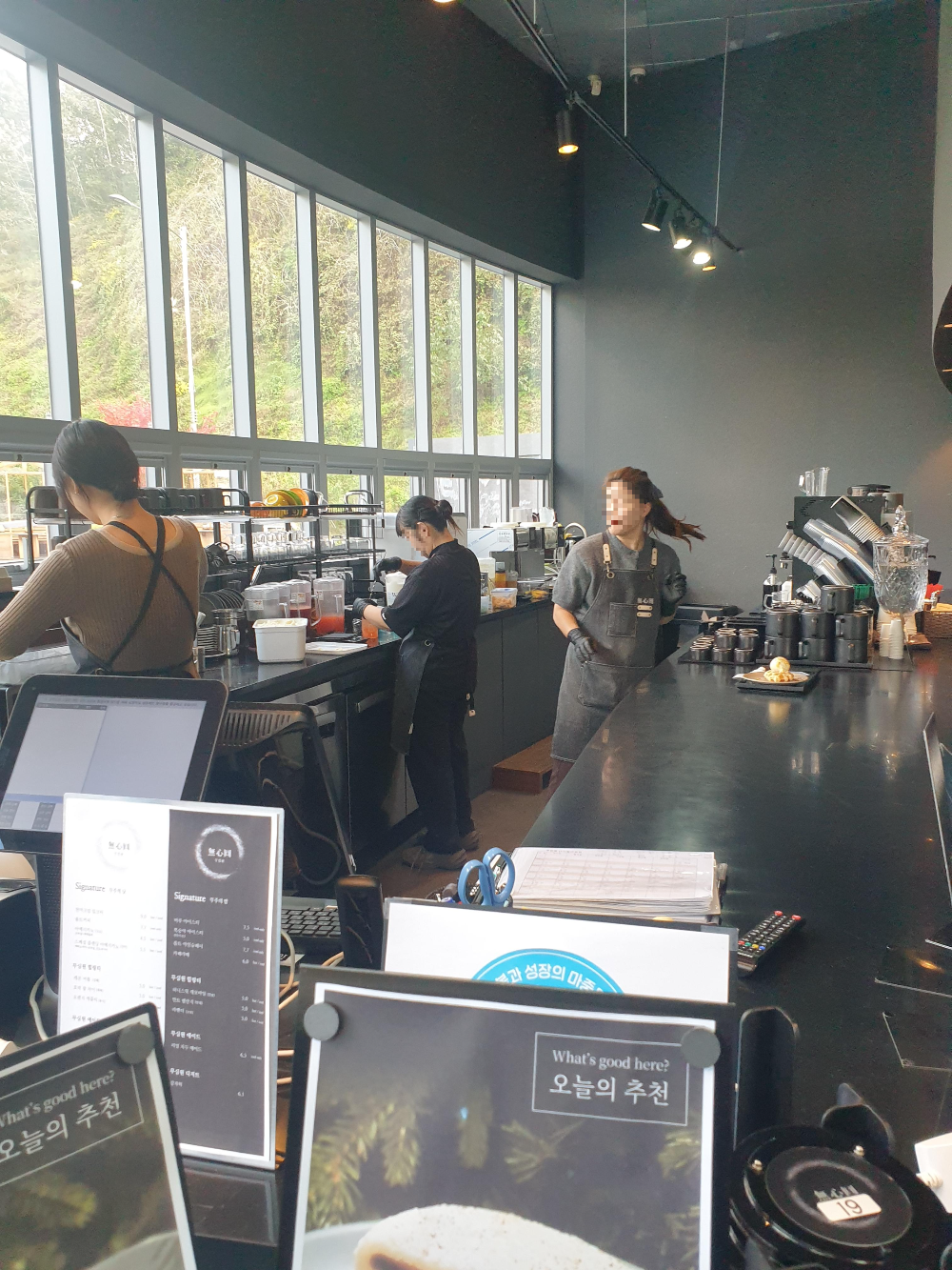 넓은 바리스타 공간에 바쁘게 움직이고 있는 3명의 바리스타들